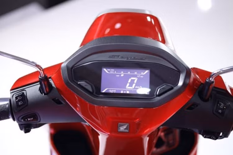 Honda Stylo 160 được trình làng hồi tháng 2/2024, xe đưa tới ngôn ngữ thiết kế theo phong cách cổ điển châu Âu. Nổi bật với cụm đèn pha lục giác sử dụng công nghệ LED, cùng gương chiếu hậu tròn.