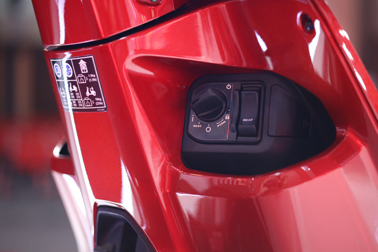 Xe cũng sử dụng cụm đồng hồ kỹ thuật số toàn phần. Xe sử dụng cặp vành đúc 12 inch. Phanh đĩa đơn cả hai bánh, tích hợp hệ thống phanh kết hợp cả hai bánh CBS, đĩa trước 220 mm và đĩa sau 190 mm.