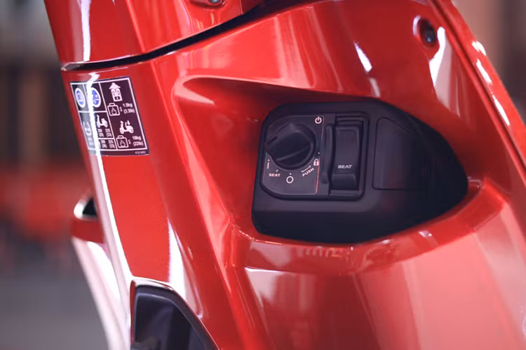 Xe cũng sử dụng cụm đồng hồ kỹ thuật số toàn phần. Xe sử dụng cặp vành đúc 12 inch. Phanh đĩa đơn cả hai bánh, tích hợp hệ thống phanh kết hợp cả hai bánh CBS, đĩa trước 220 mm và đĩa sau 190 mm.