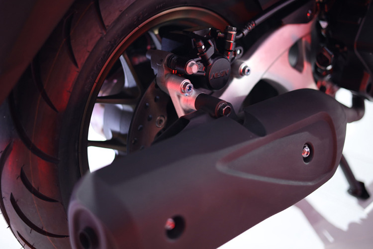 Cũng giống như nhiều mẫu xe tay ga Honda thế hệ mới hiện nay, Stylo 160 trang bị hệ thống khóa thông minh Smartkey, hộc đồ trước tích hợp cổng sạc USB-A, hộc đồ dưới yên dung tích 16,5 lít, bình xăng dung tích 5 lít. 