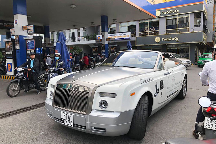 Được phát triển từ Phantom sedan, chiếc xe có kích thước "khổng lồ" so với những chiếc cabriolet khác với chiều dài chiều dài 5.609 mm, rộng 1.987 mm và cao 1.581 mm. Chiếc Phantom Drophead của đại gia Trung Nguyên này thuộc phiên bản cũ của dòng xe, với đặc điểm là đèn pha tròn thay vì hình chữ nhật như bản hiện tại.