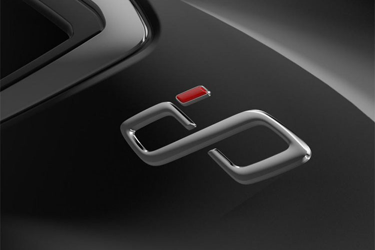 Thiết kế bên sườn của Hồng Kỳ H5 60th Anniversary Edition tạo cảm giác thể thao với đường dập gân nổi bật, kéo dài từ chắn bùn trước đến đèn hậu, và bộ vành hợp kim 5 chấu kép. Đằng sau xe xuất hiện cụm đèn hậu hình đa giác tương tự đèn pha, tạo sự đồng nhất và điểm nhấn thương hiệu.