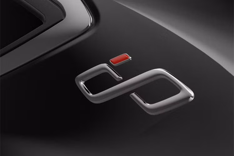 Thiết kế bên sườn của Hồng Kỳ H5 60th Anniversary Edition tạo cảm giác thể thao với đường dập gân nổi bật, kéo dài từ chắn bùn trước đến đèn hậu, và bộ vành hợp kim 5 chấu kép. Đằng sau xe xuất hiện cụm đèn hậu hình đa giác tương tự đèn pha, tạo sự đồng nhất và điểm nhấn thương hiệu.