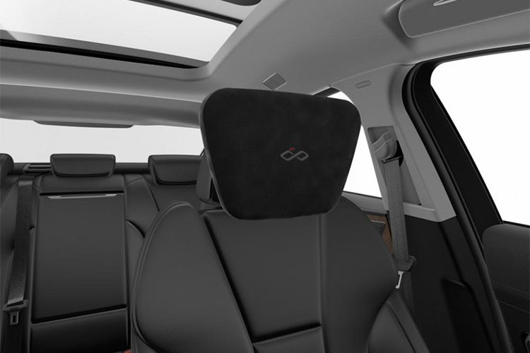 Bước vào bên trong Hồng Kỳ H5 60th Anniversary Edition, người lái được chào đón bằng nội thất bọc da màu tối sang trọng, vô lăng đáy phẳng 4 chấu và màn hình thông tin giải trí nằm độc lập trên bảng đồng hồ. 