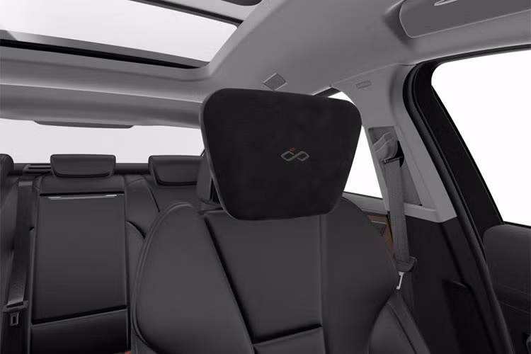 Bước vào bên trong Hồng Kỳ H5 60th Anniversary Edition, người lái được chào đón bằng nội thất bọc da màu tối sang trọng, vô lăng đáy phẳng 4 chấu và màn hình thông tin giải trí nằm độc lập trên bảng đồng hồ. 