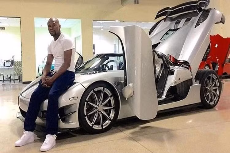 Có một thực tế là siêu phẩm Koenigsegg CCXR Trevita không phải mẫu xe khủng nhất trong bộ sưu tập của Mayweather. Trong tay của chàng võ sĩ quyền anh nổi tiếng này còn có hàng loạt cái tên nổi trội khác như Ferrari Enzo hay Bugatti Veyron... Tuy nhiên, Koenigsegg CCXR Trevita lại chính là mẫu xe thường xuyên được Mayweather sử dụng để làm phương tiện hàng ngày nhất.