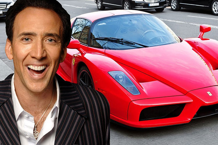 Là gương mặt quen thuộc với những bộ phim tâm lý hay trinh thám kiêm hành động, đòi hỏi chiều sâu trong nội tâm nhân vật, Nicholas Cage ngoài đời lại được biết tới với hình ảnh một quý ông phong trần và "cưỡi" trên những siêu xe hàng khủng. Nổi bật nhất trong bộ sưu tập xe của "Ma tốc độ" phải kể tới chiếc Ferrari Enzo, mẫu hypercar đình đám trong gia đình Ferrari.