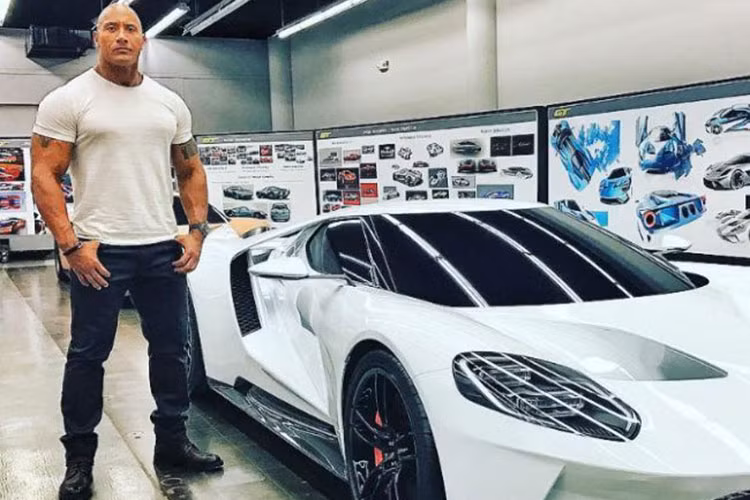 Đối với các tín đồ của phim Hollywood, Dwayne Johnson đã không còn là cái tên xa lạ. Nổi bật với ngoại hình to lớn, cơ bắp cuồn cuộn và lối diễn xuất đỉnh cao, Dwayne Johnson ngoài đời cũng không hề kém cạnh trong gu chọn xe. Cụ thể, nam diễn viên nổi tiếng người Mỹ đang sử dụng một chiếc Ford GT đời 2017 với sức mạnh 647 mã lực.