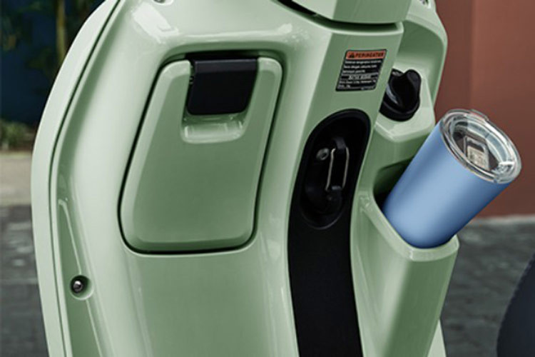 Cụm công tắc của Fazzio Hybrid 2025 khá đầy đủ với hệ thống dừng động cơ Idling Stop, đèn chiếu xa/gần, còi, nút đề. Vị trí công tắc mở đèn được thay bằng đèn cảnh báo - trang bị không thường gặp trên các mẫu xe tay ga phổ thông như Fazzio.