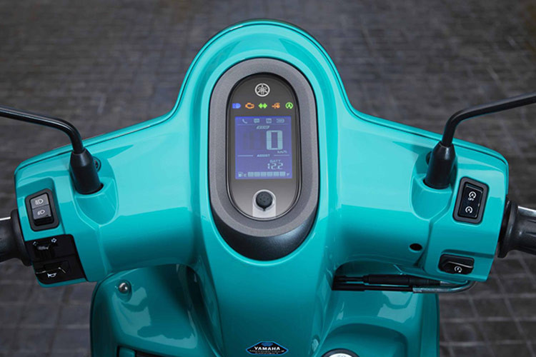 Cụm đồng hồ kỹ thuật số được tích hợp khả năng kết nối với smartphone qua Y-Connect. Xe cũng sở hữu chìa khóa tông minh smartkey, có chức năng One Push Start và SMG.