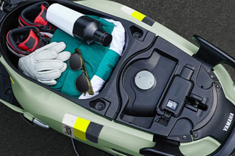 Bên dưới yên xe là cốp có dung tích 17,8 lít - vừa đủ nếu so với mặt bằng xe tay ga tại Việt Nam hiện nay. Cốp rộng là một trong những tiêu chí được người tiêu dùng đặt lên hàng đầu khi chọn mua xe tay ga, đặc biệt là khách hàng nữ.