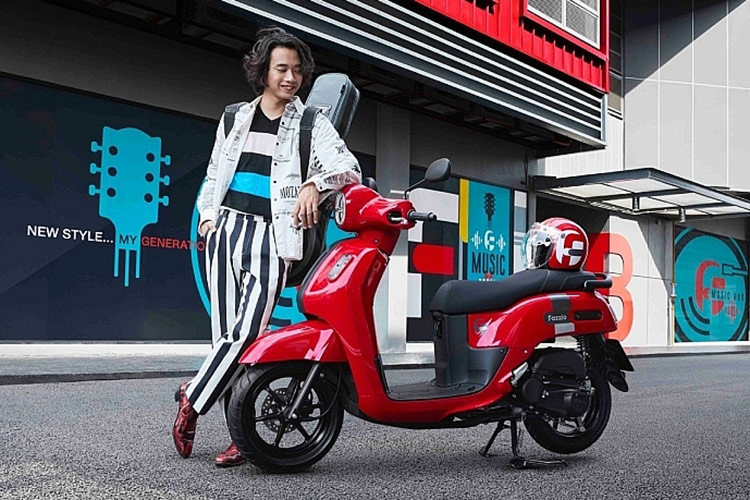 Mẫu xe ga Yamaha Fazzio Hybrid 2025 vẫn giữ ADN thiết kế gọn nhẹ đặc trưng của dòng xe ga này với kích thước tổng thể là 1820 mm x 685 mm x 1125 mm, chiều cao yên 750mm và khoảng sáng gầm 135mm. 