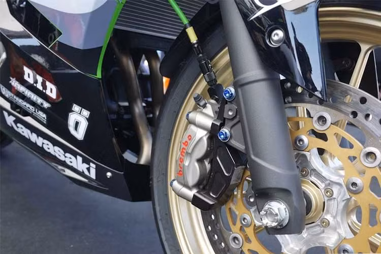 Điểm ấn tượng nhất của chiếc Ninja 400 này đó là cặp mâm Galespeed Type S "hàng hiệu" được thiết kế dành riêng cho chiếc xe. Mâm trước có bề rộng 2.75 inch, đi kèm lốp thể thao của Dunlop với kích cỡ 110/70/17. Dù có vỏ ngoài nguyên bản, tuy nhiên trên thực tế toàn bộ phuộc trước đã được nâng cấp ruột bên trong của Ohlins.