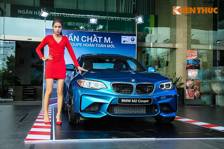 Hiện nhà phân phối BMW Thaco đang công bố mức giá bán chính hãng của BMW M2 ở con số 2,99 tỷ đồng, giá này tương đương so với thời kỳ Euro Auto phân phối hãng xe hạng sang Đức. M2 là phiên bản hiệu suất cao của BMW 2-Series (Ảnh: BMW M2 Coupe thời còn được Euro Auto phân phối tại Việt Nam, xe đang thược sở hữu của Cường Đô la).