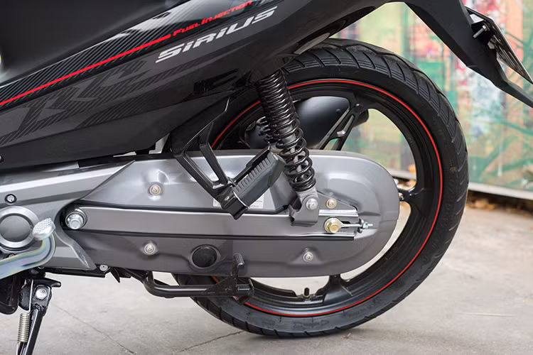 Trên phiên bản mới này, gác để chân phía sau được thiết kế cao và thể thao hơn, hộp xích được sơn chống gỉ chắc chắn. Ốp ống xả cách nhiệt tốt và mài tròn cạnh, tránh trường hợp bị thương khi rửa xe hay va quẹt. Trọng lượng khô của chiếc xe này chỉ 99 kg.