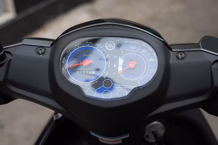 Mặt đồng hồ hiển thị trên xe dạng analog khá rõ ràng các thông số như tốc độ, số km đã đi, lượng xăng trong bình, số đang gài, các đèn tín hiệu. Các nút bấm trên tay lái không có gì thay đổi, vẫn là các nút như; đèn, còi, đề, xi nhan... được bố trí trên cả hai tay cầm của xe.