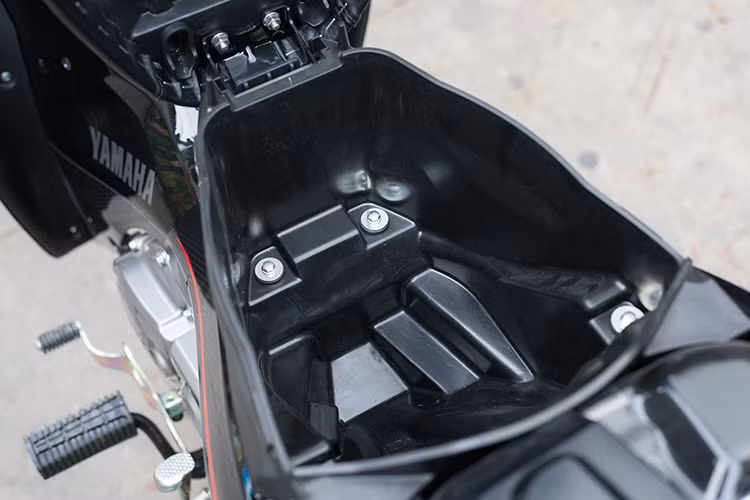 Nhờ những cải tiến trong hệ thống khung sườn, xe vẫn giữ được vẻ gọn nhẹ, trong khi không gian ngăn chứa được mở rộng tới 9.2 lít, cho phép giữ một nón bảo hiểm nửa đầu và một áo mưa gọn gàng. Ngăn chứa đồ cũng có thể mở dễ dàng ngay từ cụm khóa chính. Bình xăng thiết kế phí sau, nằm dưới cốp xe có dung tích 3,8 lít.