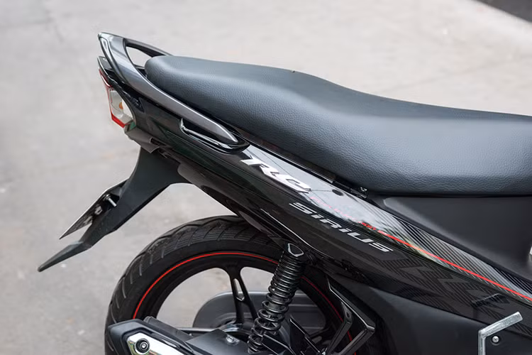 Tem xe mới trải dọc theo thân xe đến chắn bùn trước, tạo dáng vẻ thể thao và tốc độ cho tổng thể xe. Với độ cao yên chỉ 775 mm, Sirius được đánh giá là mẫu xe số phổ thông khá phù hợp với cả nam và nữ, thậm chí những người cao 1,5 m vẫn dễ dàng sử dụng.