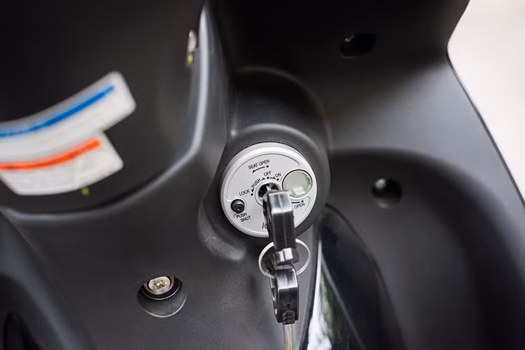 Phần trong yếm xe được sơn màu hài hòa với tông màu thân xe, giúp tôn lên cá tính người sử dụng. Ở phiên bản mới này, Yamaha Việt Nam vẫn sử dụng cụm ổ khóa cơ khí đa chức năng cho Sirius, kết hợp mở cốp sau như trên những dòng xe Yamaha truyền thống cho xe.