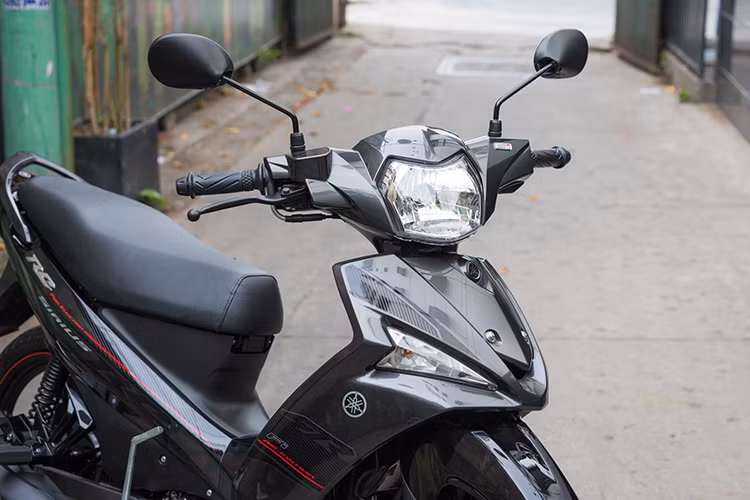 Về tổng thể, xe sở hữu phần đầu với đèn pha Halogen HS-1 công suất 35W kết hợp với cụm đèn xi nhan tinh tế và hiện đại, tạo nên thiết kế phía trước đầy ấn tượng. Phần đầu xe tiếp giáp với đèn xi nhan được thiết kế đầy đặn hơn, tạo cảm giác cứng cáp và vững chắc.