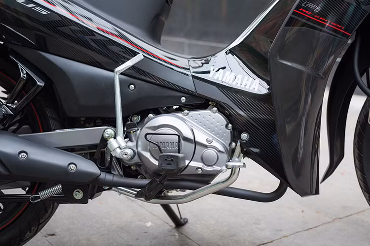 Tại thị trường xe máy phổ thông tại Việt Nam, mẫu xe số Yamaha Sirius được xem là đối thủ cạnh tranh trực tiếp với "người đồng hương" Honda Blade cũng có thiết kế gọn nhẹ được bán với mức giá thấp hơn - chỉ từ 18,6 triệu đồng với thiết kế và các thông số cũng tương đương.