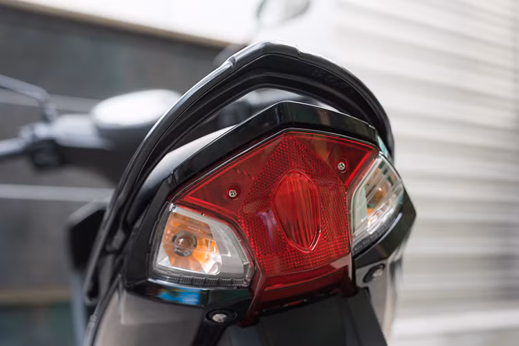 Đuôi xe được thiết kế với cụm đèn hậu và xi nhan liền khối, phần tay nắm vuốt nhọn và sơn phủ hài hòa với thân xe. Thiết kế mới không chỉ tiện lợi mà còn đem đến cảm giác thể thao khi sử dụng hàng ngày. Thiết kế hiện tại của Sirius Fi hầu như thỏa mãn được tất cả sở thích riêng của nhiều đối tượng khách hàng đa dạng.