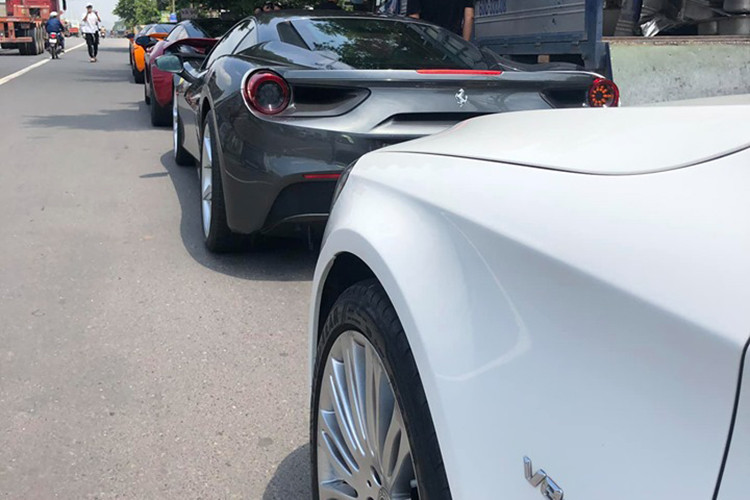 Được biết, có khoảng 8 chiếc siêu xe và xe sang đã di chuyển từ Sài thành xuống Vũng Tàu để chơi trước khi tham dự đám cưới Cường Đô la. Trong đoàn này còn có cả thành viên của Gia Lai Team mới bay từ Mỹ về Việt Nam để chuẩn bị tham dự đám cưới của Cường Đô la.