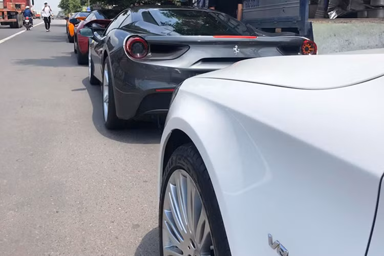 Được biết, có khoảng 8 chiếc siêu xe và xe sang đã di chuyển từ Sài thành xuống Vũng Tàu để chơi trước khi tham dự đám cưới Cường Đô la. Trong đoàn này còn có cả thành viên của Gia Lai Team mới bay từ Mỹ về Việt Nam để chuẩn bị tham dự đám cưới của Cường Đô la.