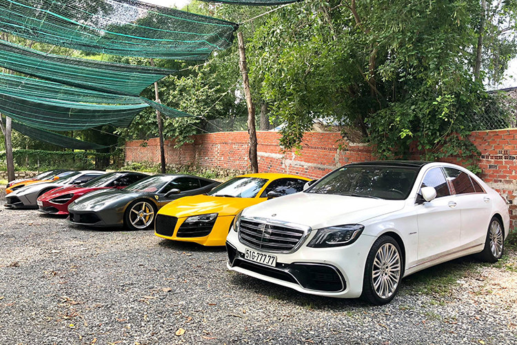 Cường Đô la cũng mang đến hai chiếc siêu xe tham dự vào buổi gặp mặt này bao gồm một chiếc McLaren 720S màu cam và Audi R8 V10 Plus. Hiện chưa rõ doanh nhân phố núi và vợ sắp cưới mỗi người chạy một siêu xe hay đưa cho những người bạn mới từ Mỹ về chạy giúp một chiếc.