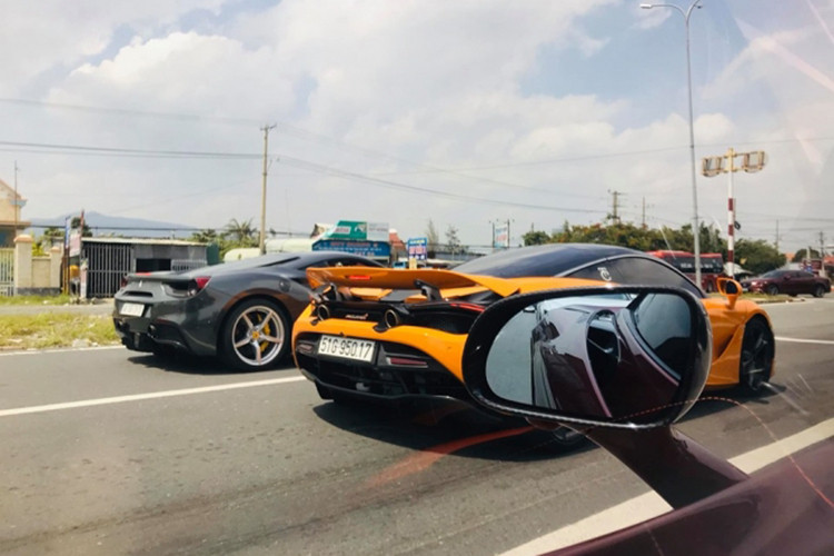 Riêng chiếc siêu xe McLaren 720S màu đỏ Memphis do một thành viên của đoàn Gia Lai Team điều khiển. Ngoài ba chiếc siêu xe này, trong đoàn xe còn có hai chiếc siêu xe Ferrari 488 GTB, một chiếc mang màu ghi xám từng thuộc sở hữu của Cường Đô la và chiếc còn lại mang gói độ body kit SVR từng tham dự vào hành trình siêu xe Car Passion 2019.