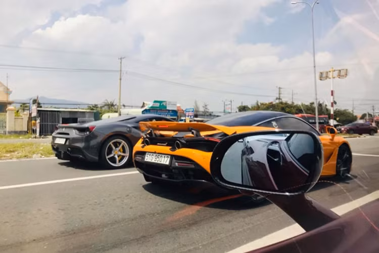 Riêng chiếc siêu xe McLaren 720S màu đỏ Memphis do một thành viên của đoàn Gia Lai Team điều khiển. Ngoài ba chiếc siêu xe này, trong đoàn xe còn có hai chiếc siêu xe Ferrari 488 GTB, một chiếc mang màu ghi xám từng thuộc sở hữu của Cường Đô la và chiếc còn lại mang gói độ body kit SVR từng tham dự vào hành trình siêu xe Car Passion 2019.