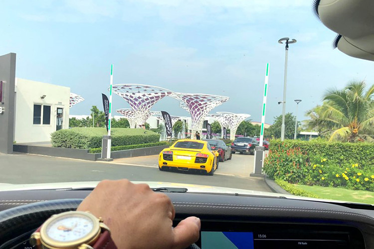 Động cơ kết hợp với hộp số SSG ly hợp kép 7 cấp, nhờ đó, McLaren 720S có thể tăng tốc từ vị trí xuất phát lên 100 km/h chỉ trong thời gian 2,9 giây và giảm tốc từ 100-0 km/h trong 2,8 giây. Mức giá của siêu xe này tại thị trường Việt Nam khoảng hơn 18 tỷ đồng.