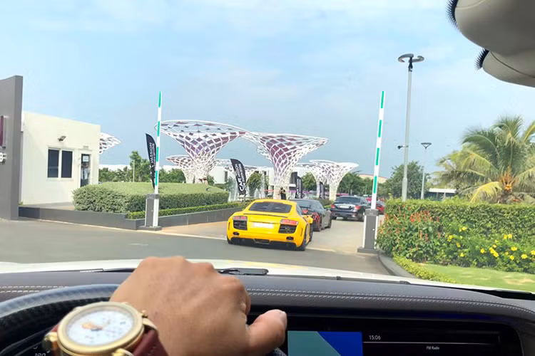 Động cơ kết hợp với hộp số SSG ly hợp kép 7 cấp, nhờ đó, McLaren 720S có thể tăng tốc từ vị trí xuất phát lên 100 km/h chỉ trong thời gian 2,9 giây và giảm tốc từ 100-0 km/h trong 2,8 giây. Mức giá của siêu xe này tại thị trường Việt Nam khoảng hơn 18 tỷ đồng.