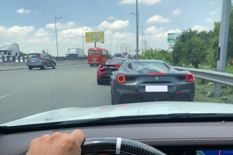 Chiếc siêu xe còn lại góp mặt là Audi R8 đời cũ mang gói độ Prior Design cá tính. Ngoài ra còn có một chiếc xe siêu sang Rolls-Royce và xe sang Mercedes-Benz S-Class biển ngũ quý 7 đã được chủ nhân độ body kit S63 đời 2019 cùng bộ mâm đa chấu của Mercedes-Maybach S650.