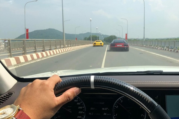 Siêu xe McLaren 720S mới của Cường Đô la sử dụng khối động cơ V8, tăng áp kép, dung tích 4.0 lít mới, tạo ra công suất tối đa 720 mã lực tại vòng tua máy 7.000 vòng/phút và mô-men xoắn cực đại 770 Nm tại vòng tua máy 5.500 vòng/phút.