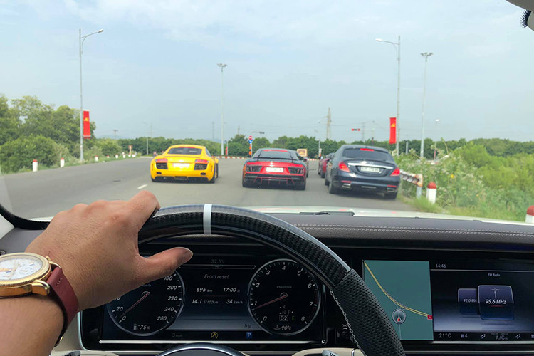 Đến thành phố biển của tỉnh Bà Rịa - Vũng Tàu, nhiều khả năng đoàn này sẽ có thêm 1 trong 3 chiếc siêu xe là Lamborghini Aventador LP700-4 độ Liberty Walk, Aston Martin DB11 hay Ferrari F12 Berlinetta của một đại gia siêu xe tại Vũng Tàu góp mặt.