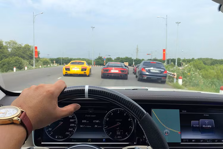 Đến thành phố biển của tỉnh Bà Rịa - Vũng Tàu, nhiều khả năng đoàn này sẽ có thêm 1 trong 3 chiếc siêu xe là Lamborghini Aventador LP700-4 độ Liberty Walk, Aston Martin DB11 hay Ferrari F12 Berlinetta của một đại gia siêu xe tại Vũng Tàu góp mặt.