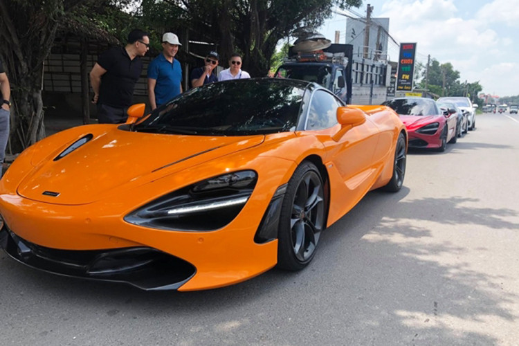 Cuối tuần này, đám cưới của Cường Đô la sẽ diễn ra tại một trung tâm ở TP HCM, hứa hẹn sẽ có dàn siêu xe trăm tỷ đồng tụ tập. Trước ngày cưới của mình, doanh nhân Nguyễn Quốc Cường đã cùng những người bạn của mình lái siêu xe từ Sài Gòn xuống Vũng Tàu khởi động.