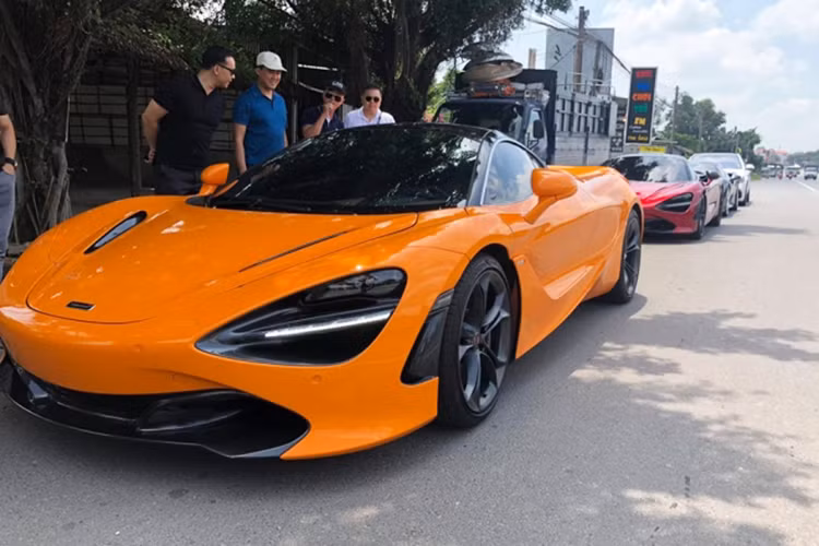 Cuối tuần này, đám cưới của Cường Đô la sẽ diễn ra tại một trung tâm ở TP HCM, hứa hẹn sẽ có dàn siêu xe trăm tỷ đồng tụ tập. Trước ngày cưới của mình, doanh nhân Nguyễn Quốc Cường đã cùng những người bạn của mình lái siêu xe từ Sài Gòn xuống Vũng Tàu khởi động.