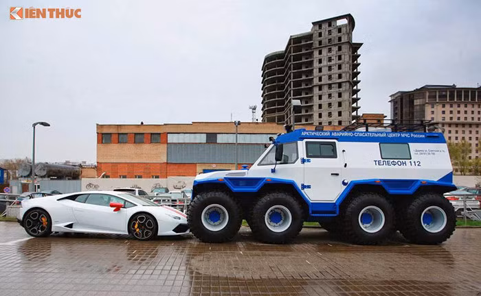 Nhìn tổng thể bên ngoài, chiếc siêu xe ATV Shaman gây ấn tượng mạnh với người đối diện nhờ thiết kế khá giống một chiếc xe bọc thép dã chiến, góc cạnh vuông vức và hầm hố. Nó được người Nga tạo ra dường như với mục đích để chinh phục được mọi loại địa hình.