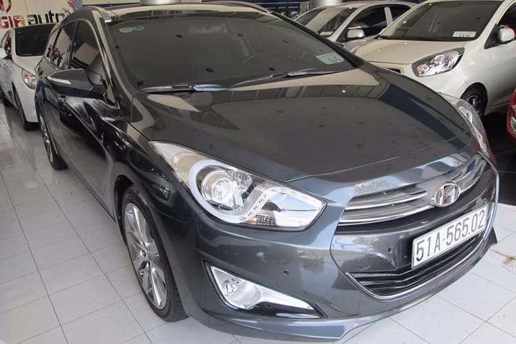 Mẫu xe Hyundai i40 Wagon trong bài viết này từng được ra mắt lần đầu tại triển lãm ôtô Barcelona 2011 và chính thức bán ra thị trường châu Âu và Hàn Quốc từ tháng 9/2011, sau đó là Úc và New Zealand từ đầu năm 2012 và các thị trường khác sau đó với những phiên bản nâng cấp.