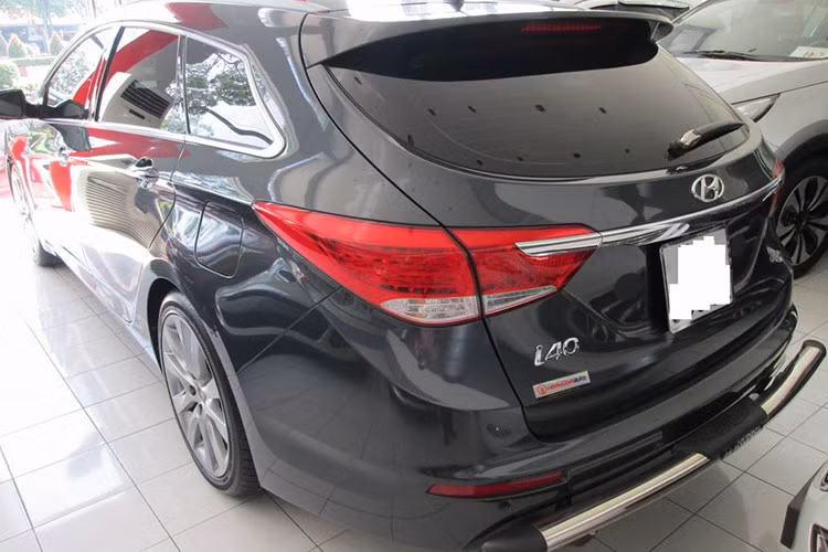 Xe được phát triển từ hệ thống gầm bệ của Sonata nhưng được phân phối tại thị trường khác nên đổi tên và có một chút thay đổi ở ngoại hình. Mặt trước của i40 nổi bật với lưới tản nhiệt 2 phần và cụm đèn pha bi-xenon, trong khi đó đèn hậu và đèn xi-nhan đều là dạng LED,. Mâm xe sử dụng kích thước lớn 18 inch mang đến ngoại hình khá ấn tượng.