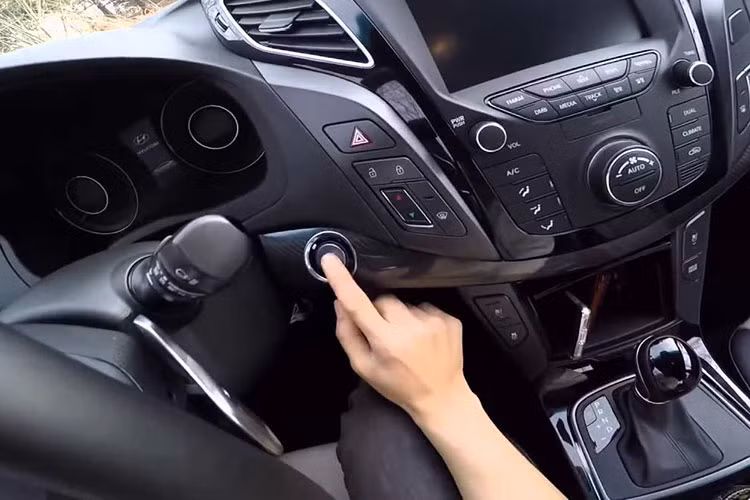 Chiếc Hyundai i40 tại Việt Nam này sử dụng động cơ cao cấp nhất tại châu Âu, phun xăng trực tiếp GDI dung tích 2.0 lít, công suất 175 mã lực và mô-men xoắn cực đại 213 Nm, kết hợp cùng hộp số tự động 6 cấp và hệ dẫn động cầu sau. Ngoài ra, i40 ở Hàn Quốc còn có phiên bản sử dụng máy dầu 1,7 lít nhưng không được nhập về Việt Nam.