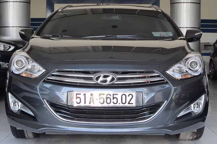 Hyundai i40 station wagon có kích thước 4.815mm x 1.815mm x 1.470mm (dài x rộng x cao) cùng chiều dài cơ sở 2.770mm, với thiết kế mui xe kéo dài đến khoang hành lý, thể tích dành cho khu vực này được tăng lên phù hợp với những gia đình thường xuyên di chuyển khoảng cách xa, chở nhiều đồ đạc.