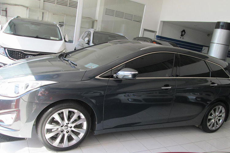 Nếu như i10, i20 và i30 lần lượt đại diện cho các phân khúc A – B – C thì mẫu i40 này nằm trong phân khúc xe hạng D, nhưng lại cao cấp hơn đàn anh Sonata. Đây cũng là một mẫu xe hạng D hiếm hoi ở Việt Nam có thiết kế dạng Wagon 5 cửa chứ không phải sedan như truyền thống, mặc dù mẫu xe này cũng có biến thể sedan.