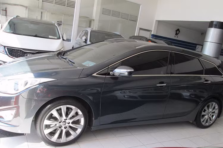 Nếu như i10, i20 và i30 lần lượt đại diện cho các phân khúc A – B – C thì mẫu i40 này nằm trong phân khúc xe hạng D, nhưng lại cao cấp hơn đàn anh Sonata. Đây cũng là một mẫu xe hạng D hiếm hoi ở Việt Nam có thiết kế dạng Wagon 5 cửa chứ không phải sedan như truyền thống, mặc dù mẫu xe này cũng có biến thể sedan.