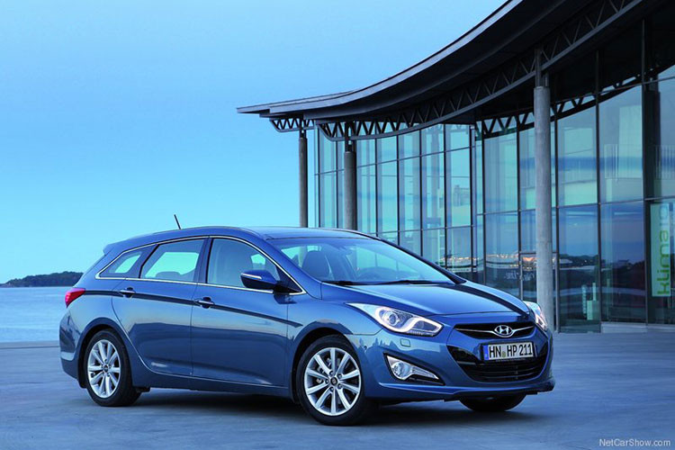 Với thiết kế khác lạ, lẽ dĩ nhiên chiếc xe này dường như không có đối thủ ở Việt Nam. Giá xe Hyundai i40 Wagon tại thị trường châu Âu khi ra mắt khởi điểm khoảng 16.600 Bảng Anh (tương đương 627 triệu đồng). Giá bán ở thời điểm về Việt Nam không hề rẻ lên tới hơn 1,7 tỷ đồng.