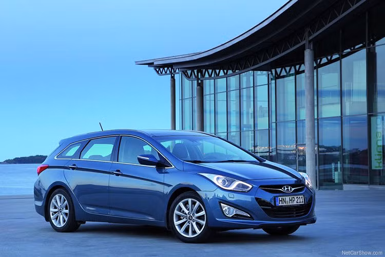 Với thiết kế khác lạ, lẽ dĩ nhiên chiếc xe này dường như không có đối thủ ở Việt Nam. Giá xe Hyundai i40 Wagon tại thị trường châu Âu khi ra mắt khởi điểm khoảng 16.600 Bảng Anh (tương đương 627 triệu đồng). Giá bán ở thời điểm về Việt Nam không hề rẻ lên tới hơn 1,7 tỷ đồng.