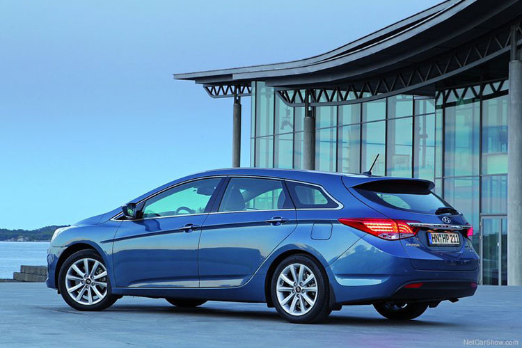 Hiện "người anh em" của Hyundai i40 là Sonata đã chính thức bị khai tử tại Việt Nam. Trước đây, xe được nhập khẩu nguyên chiếc chính hãng từ Hàn Quốc. Chiếc i40 trong bài viết này nhiều khả năng được nhập lẻ về nước, bởi mẫu xe này không dành cho thị trường Việt Nam.