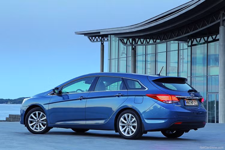 Hiện "người anh em" của Hyundai i40 là Sonata đã chính thức bị khai tử tại Việt Nam. Trước đây, xe được nhập khẩu nguyên chiếc chính hãng từ Hàn Quốc. Chiếc i40 trong bài viết này nhiều khả năng được nhập lẻ về nước, bởi mẫu xe này không dành cho thị trường Việt Nam.